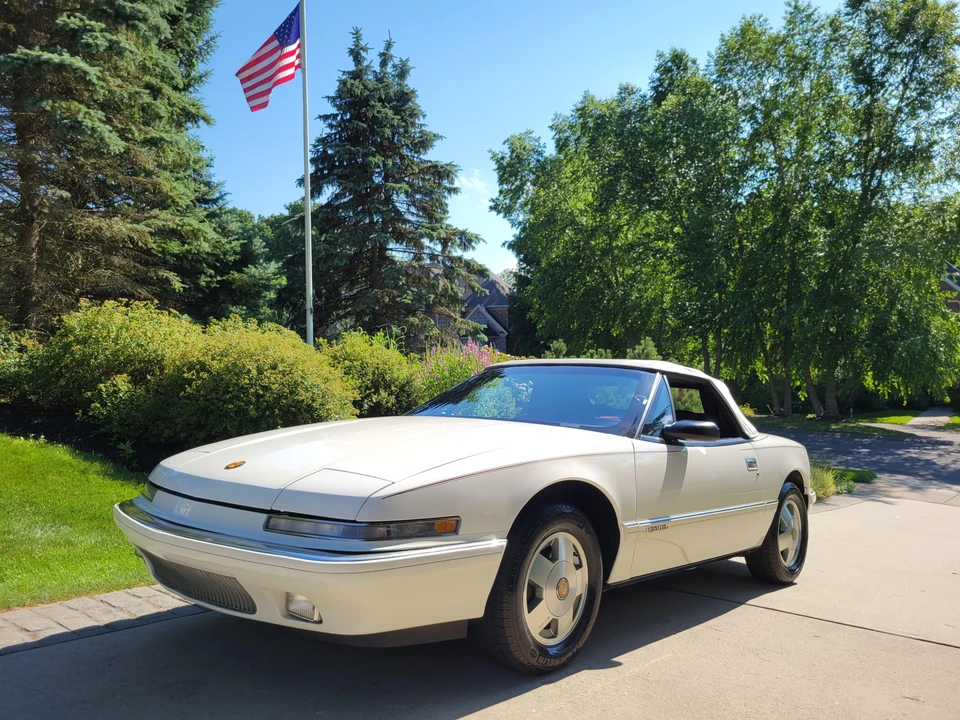 1990 Buick Reatta - Image 4 of 31
