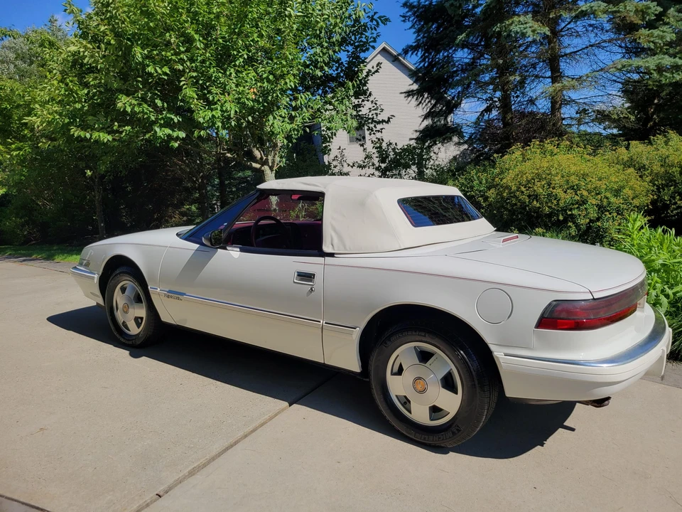 1990 Buick Reatta - Image 24 of 31