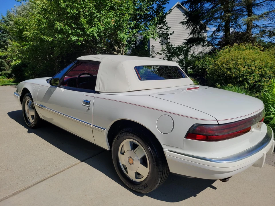 1990 Buick Reatta - Image 23 of 31