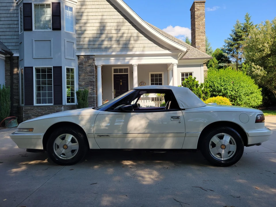 1990 Buick Reatta - Image 28 of 31