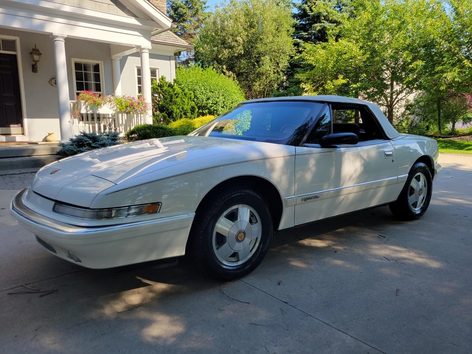 1990 Buick Reatta - Image 3 of 31