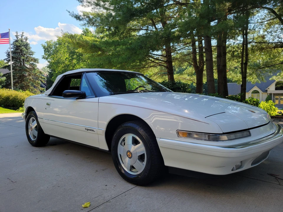 1990 Buick Reatta - Image 9 of 31