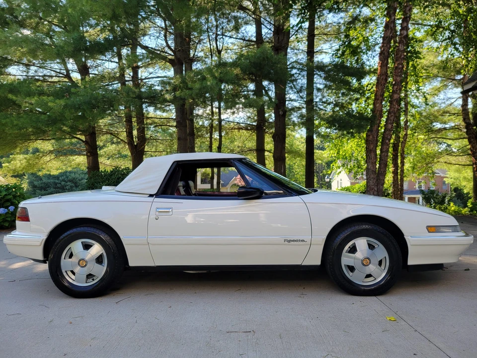 1990 Buick Reatta - Image 12 of 31