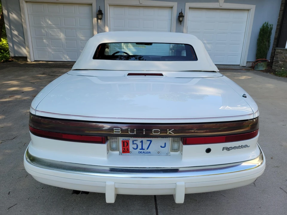 1990 Buick Reatta - Image 18 of 31