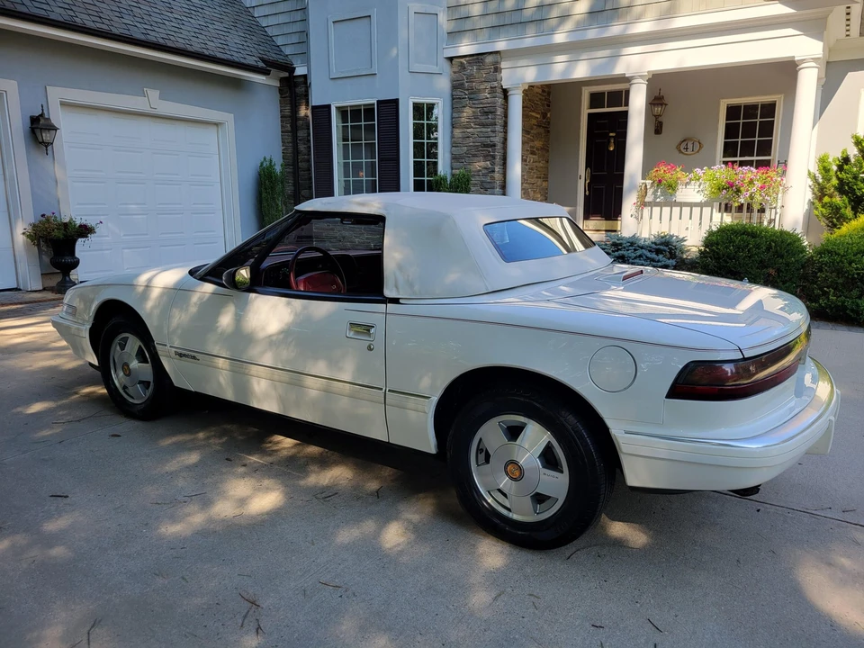 1990 Buick Reatta - Image 25 of 31