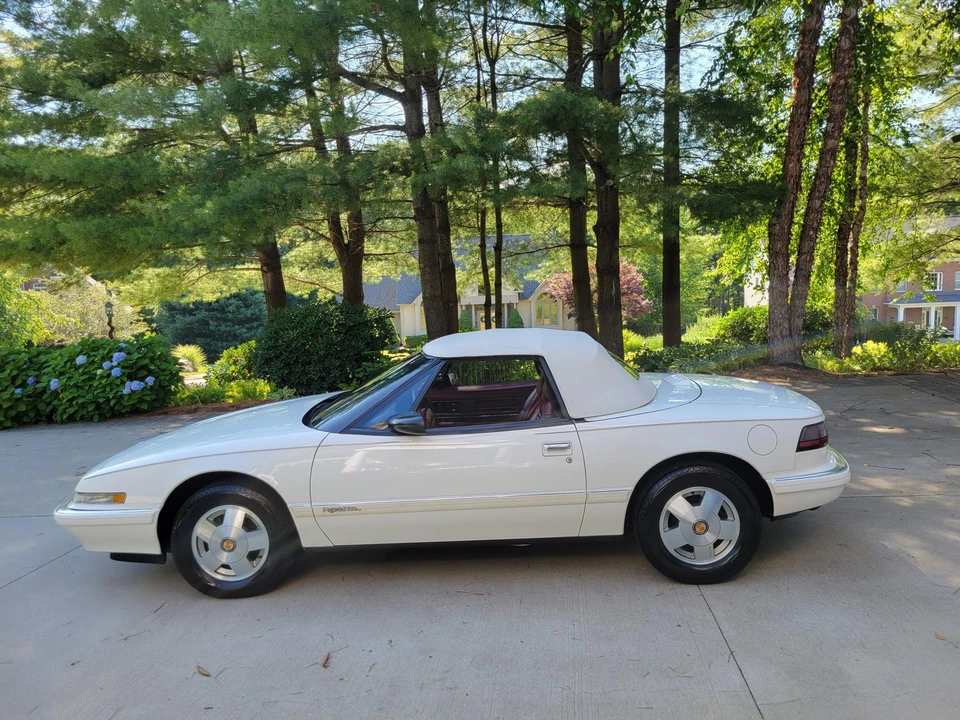 1990 Buick Reatta - Image 26 of 31