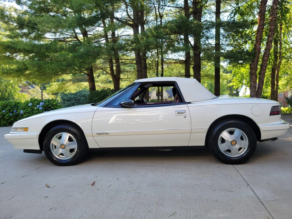 1990 Buick Reatta - Image 27 of 31