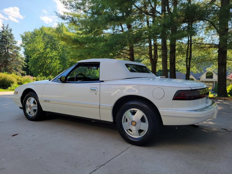 1990 Buick Reatta - Image 21 of 31