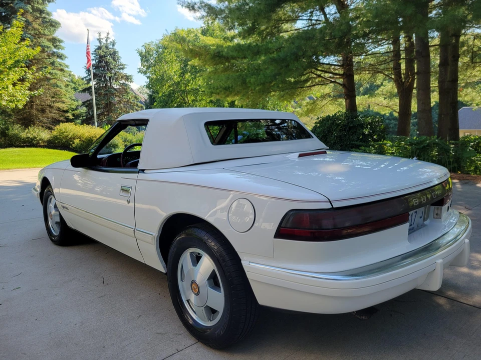 1990 Buick Reatta - Image 22 of 31