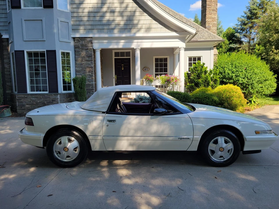 1990 Buick Reatta - Image 10 of 31