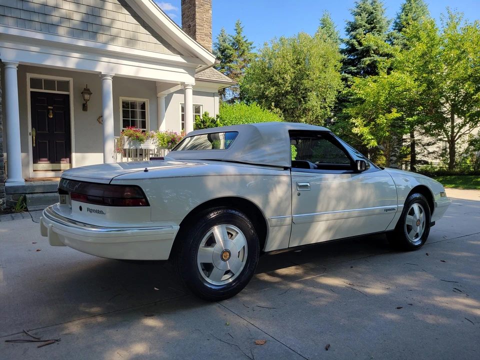 1990 Buick Reatta - Image 14 of 31