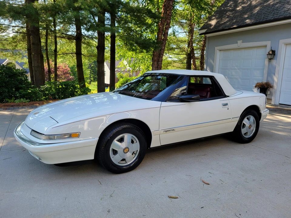 1990 Buick Reatta - Image 2 of 31