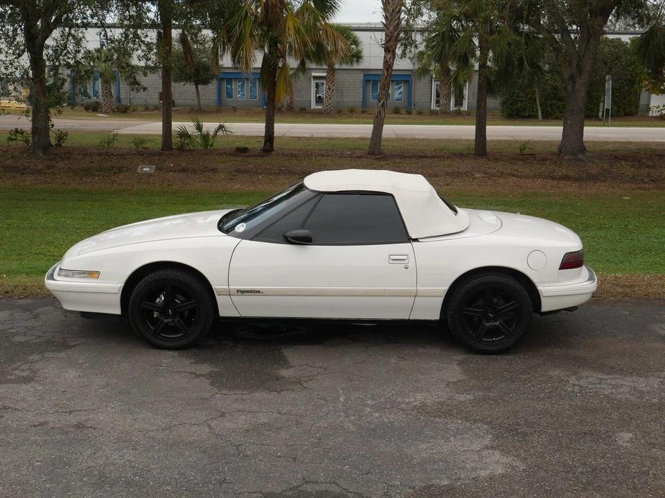 1990 Buick Reatta - Image 17 of 21