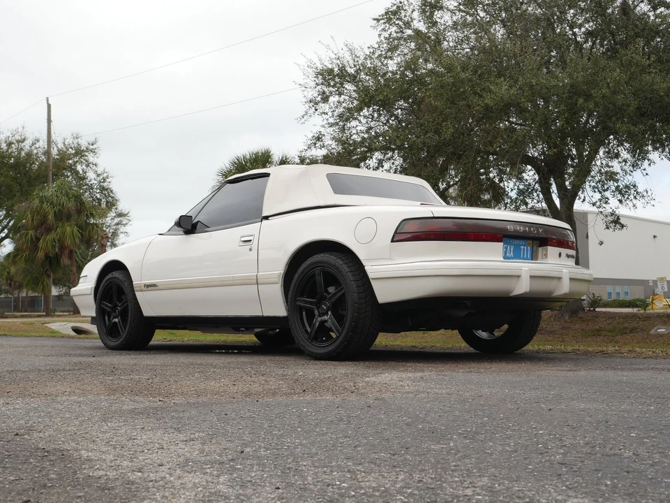 1990 Buick Reatta - Image 18 of 21