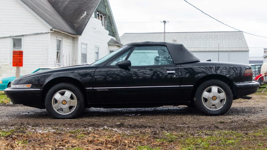 1990 Buick Reatta - Image 2 of 10