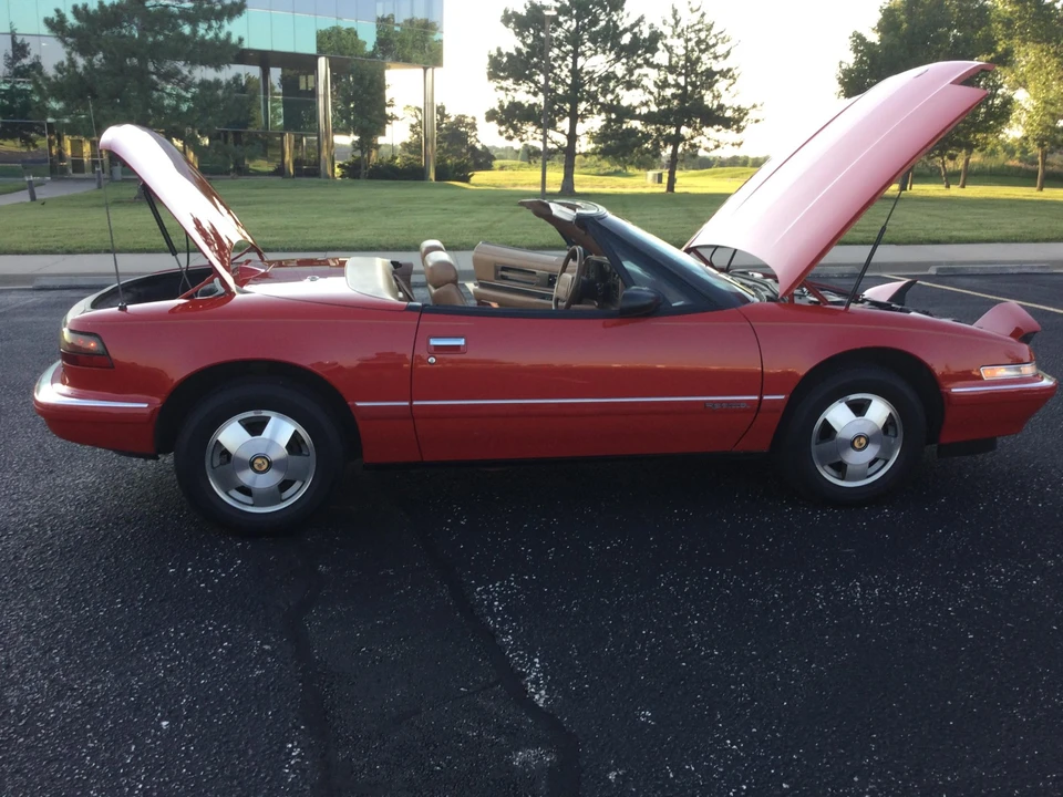 1990 Buick Reatta - Image 28 of 31