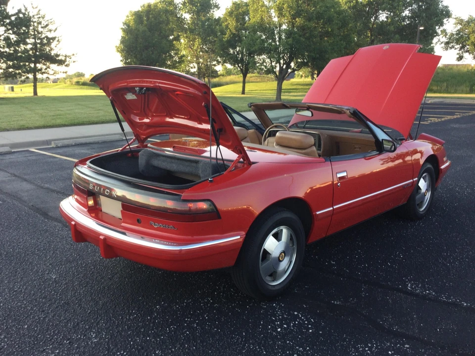 1990 Buick Reatta - Image 29 of 31