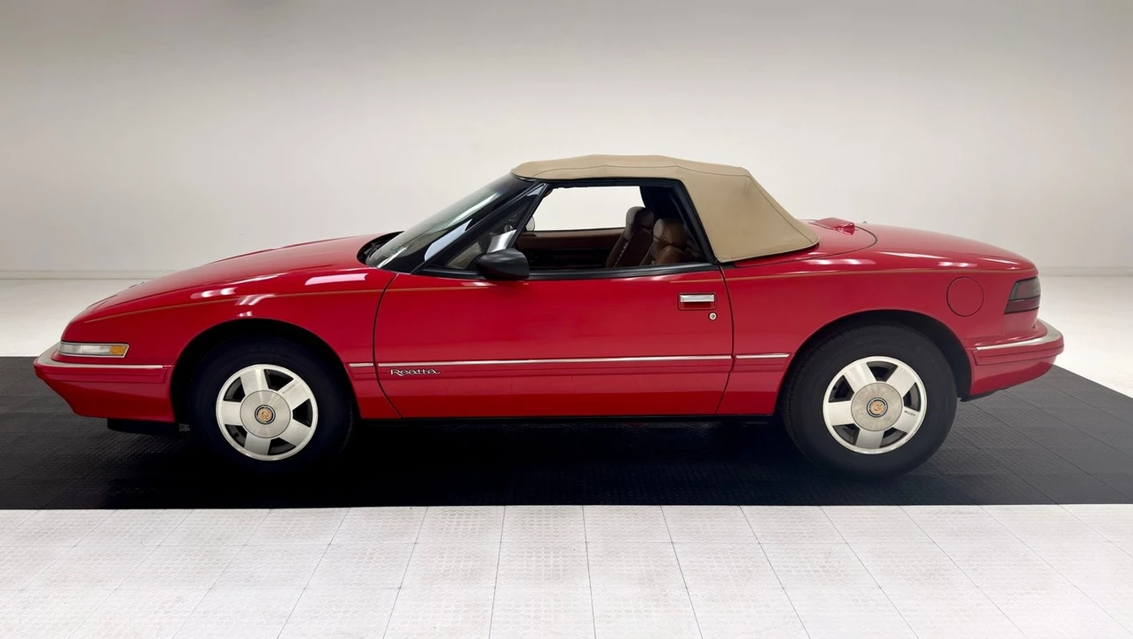 1990 Buick Reatta - Image 3 of 31