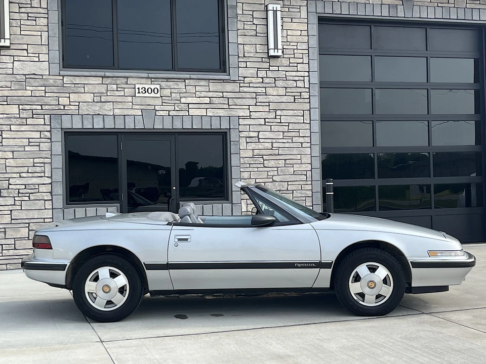 1990 Buick Reatta - Image 4 of 31