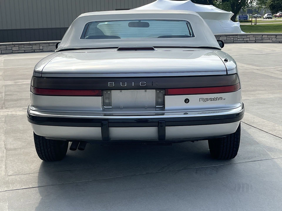1990 Buick Reatta - Image 11 of 31
