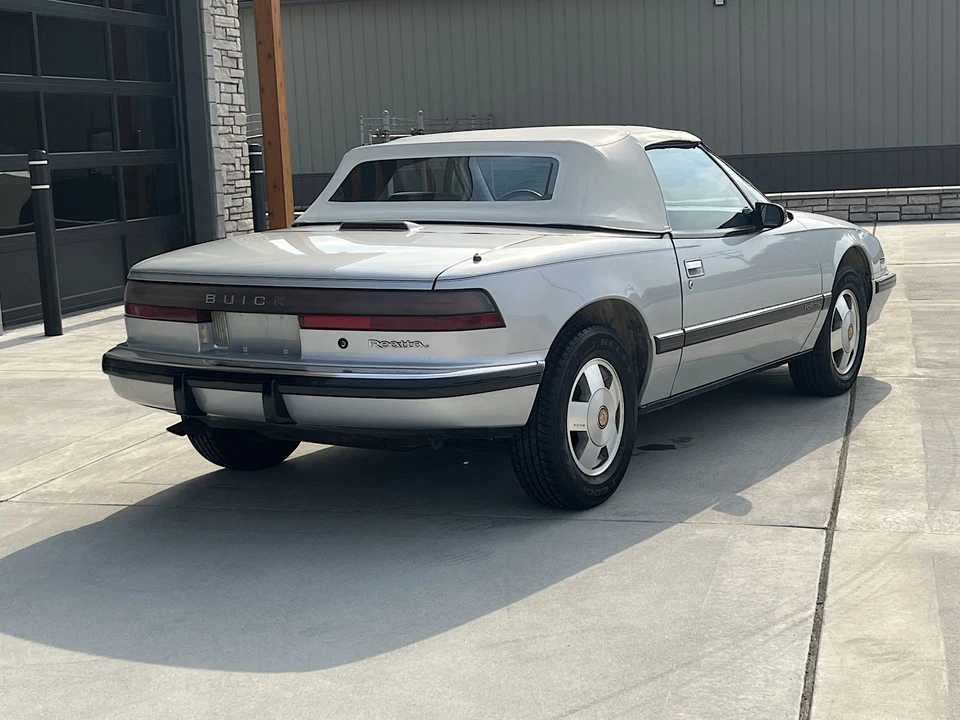 1990 Buick Reatta - Image 10 of 31
