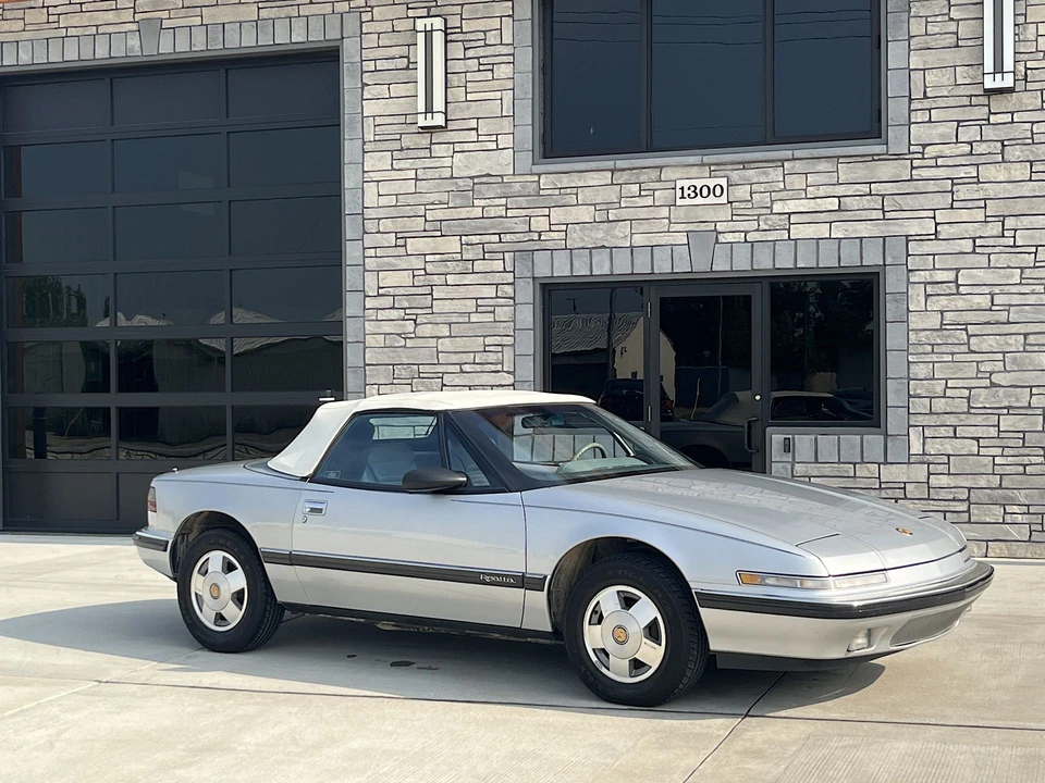 1990 Buick Reatta - Image 2 of 31