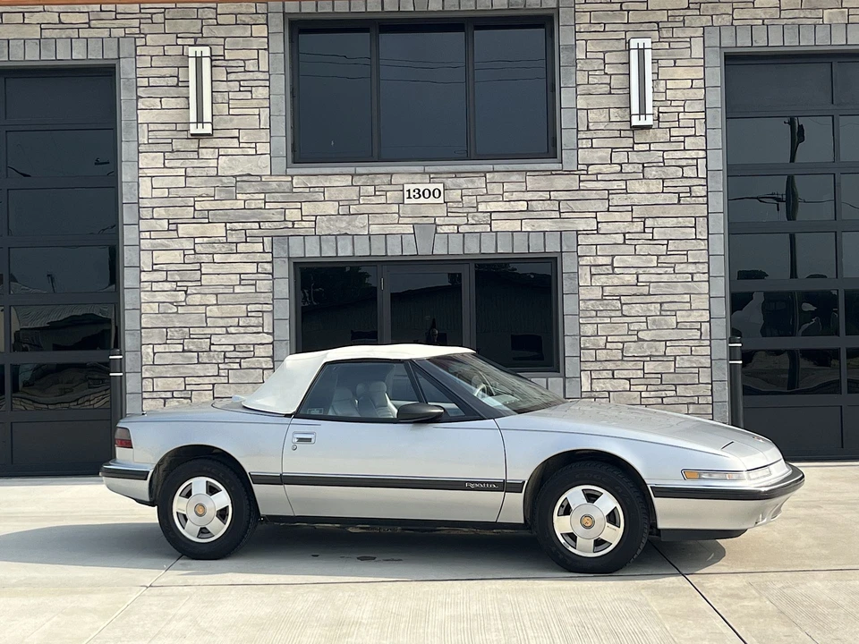 1990 Buick Reatta - Image 6 of 31