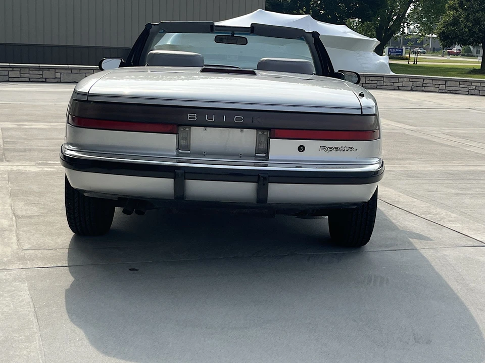 1990 Buick Reatta - Image 16 of 31