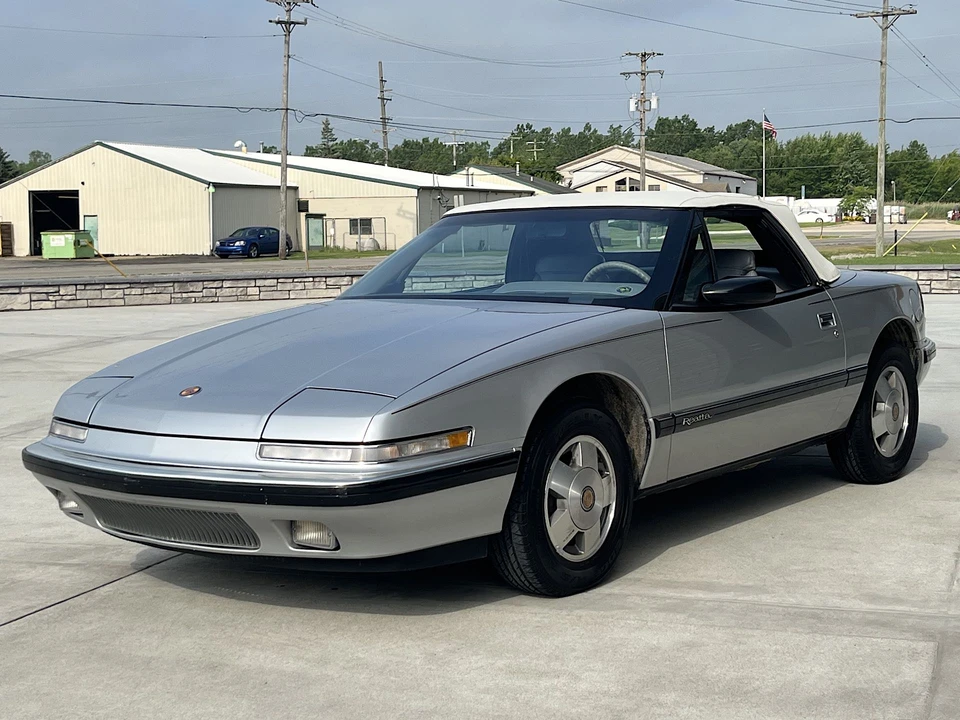 1990 Buick Reatta - Image 13 of 31