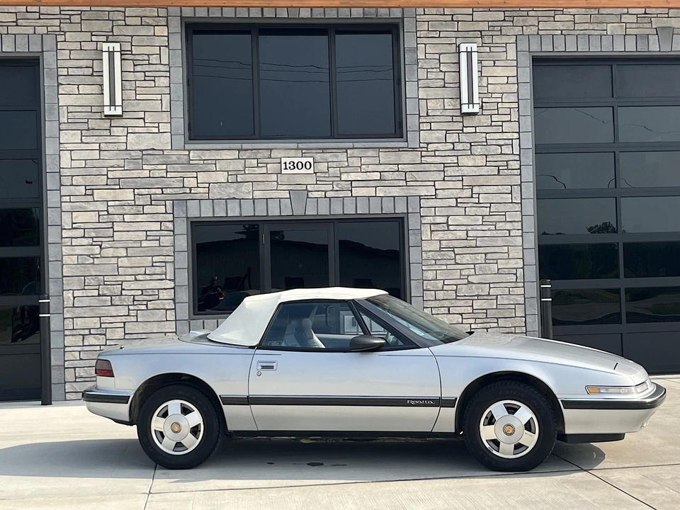 1990 Buick Reatta - Image 5 of 31