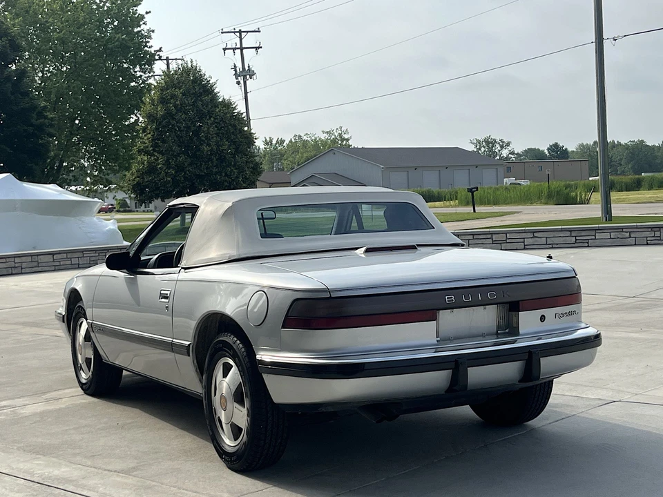1990 Buick Reatta - Image 12 of 31