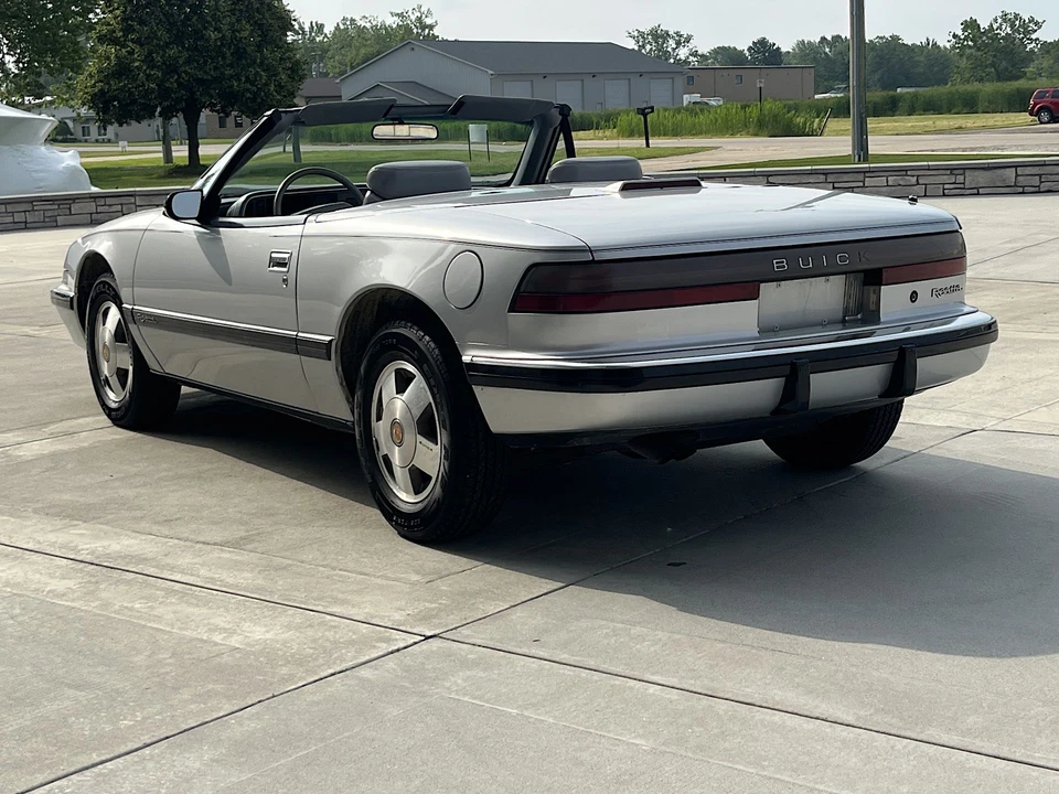 1990 Buick Reatta - Image 9 of 31