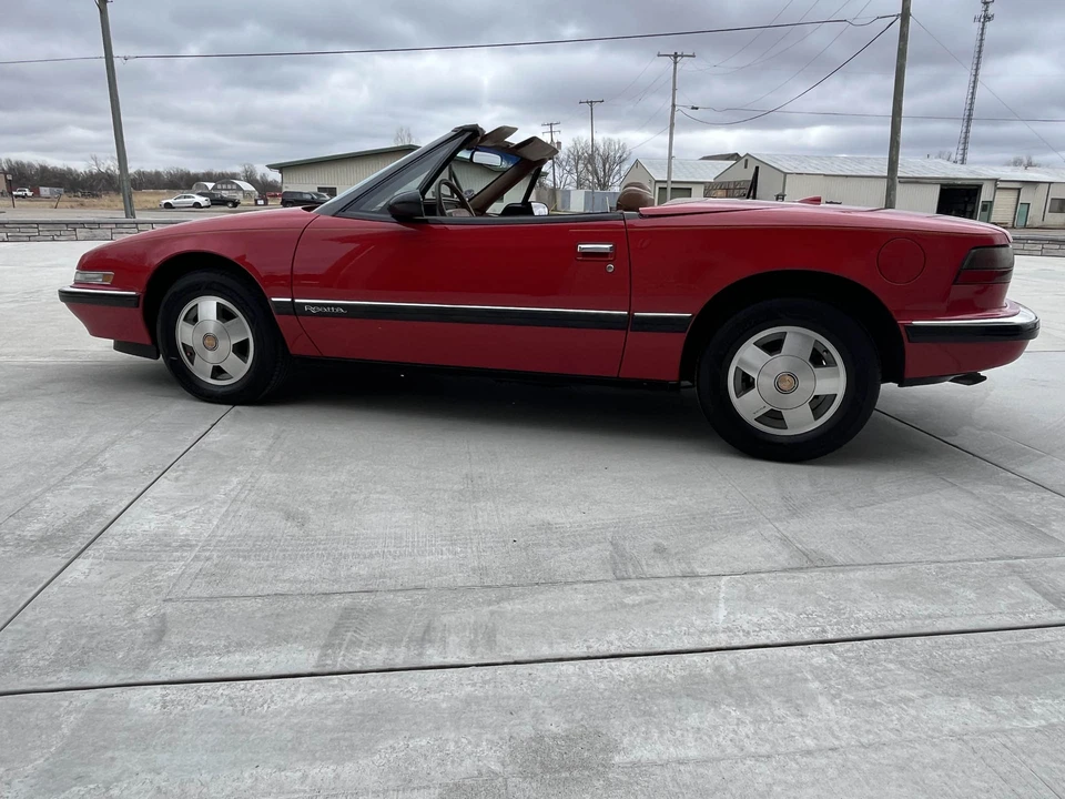 1990 Buick Reatta - Image 10 of 31