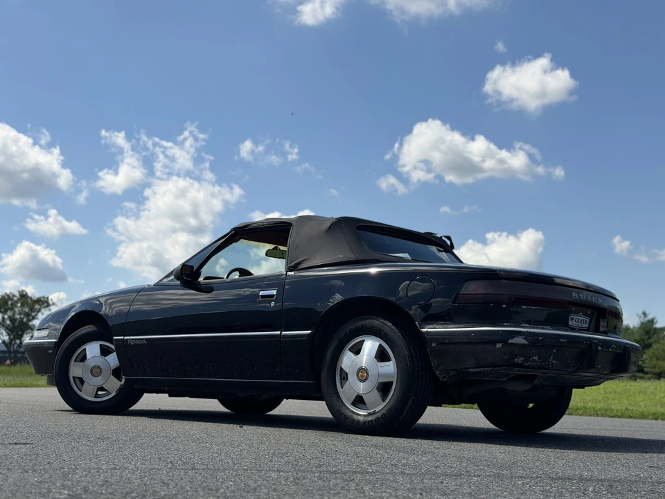 1990 Buick Reatta - Image 16 of 31