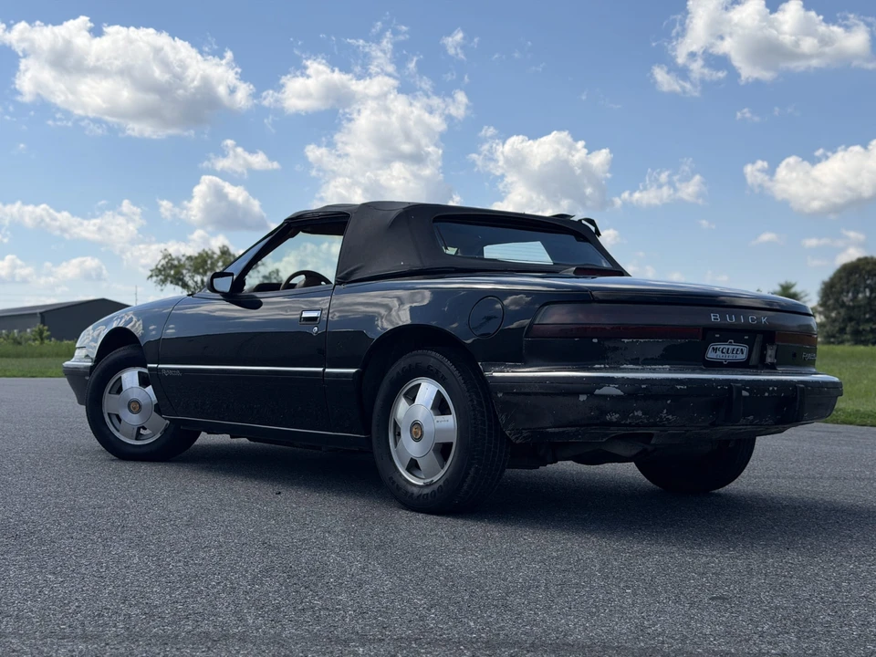 1990 Buick Reatta - Image 14 of 31