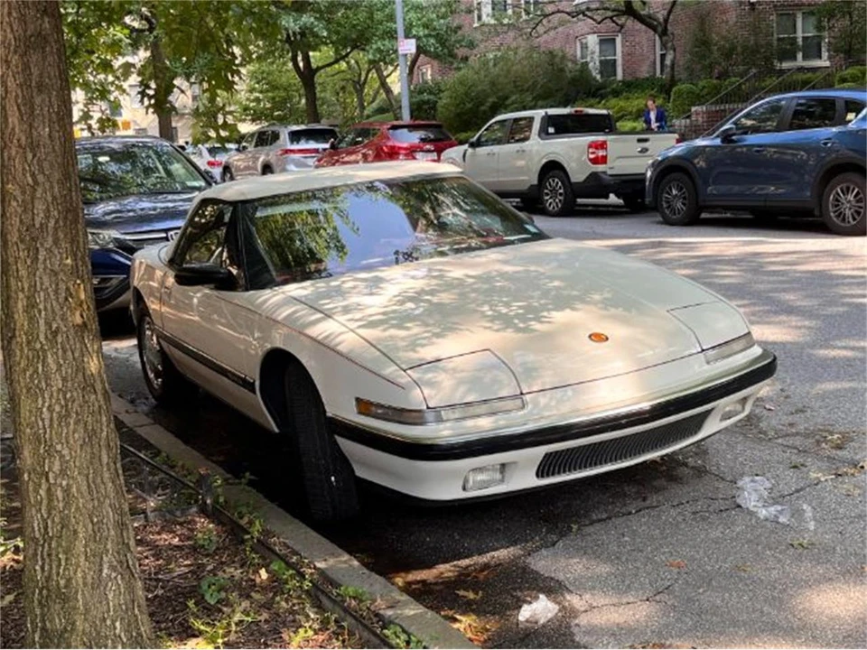 1990 Buick Reatta - Image 2 of 18