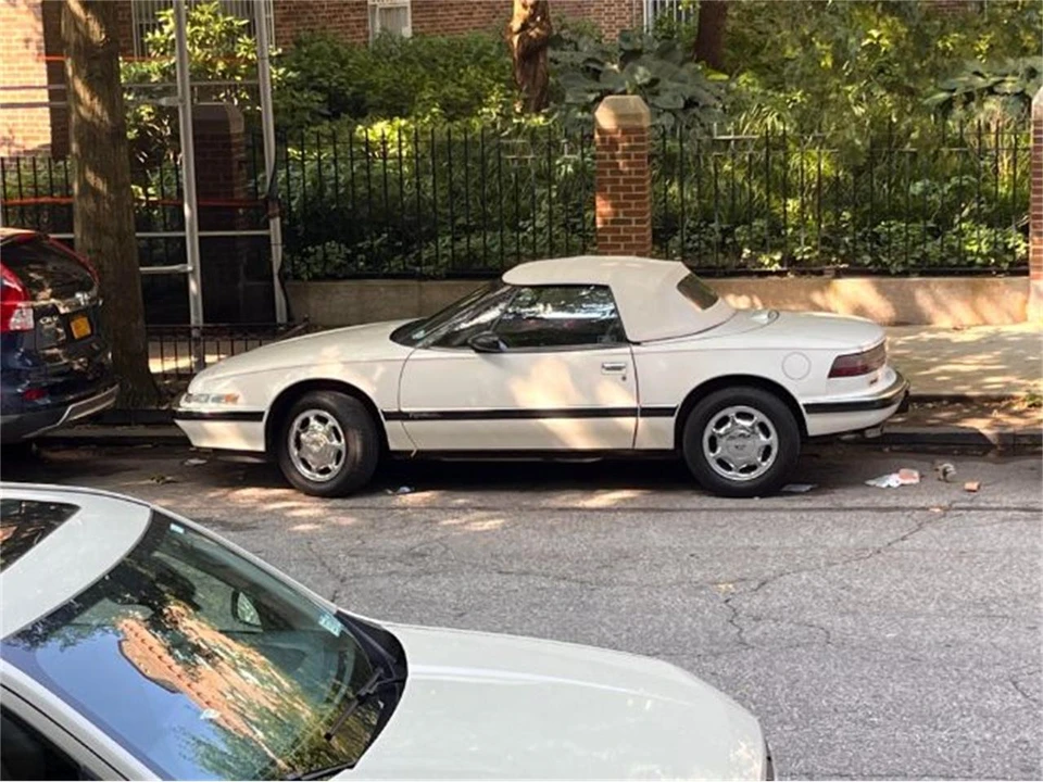1990 Buick Reatta - Image 17 of 18