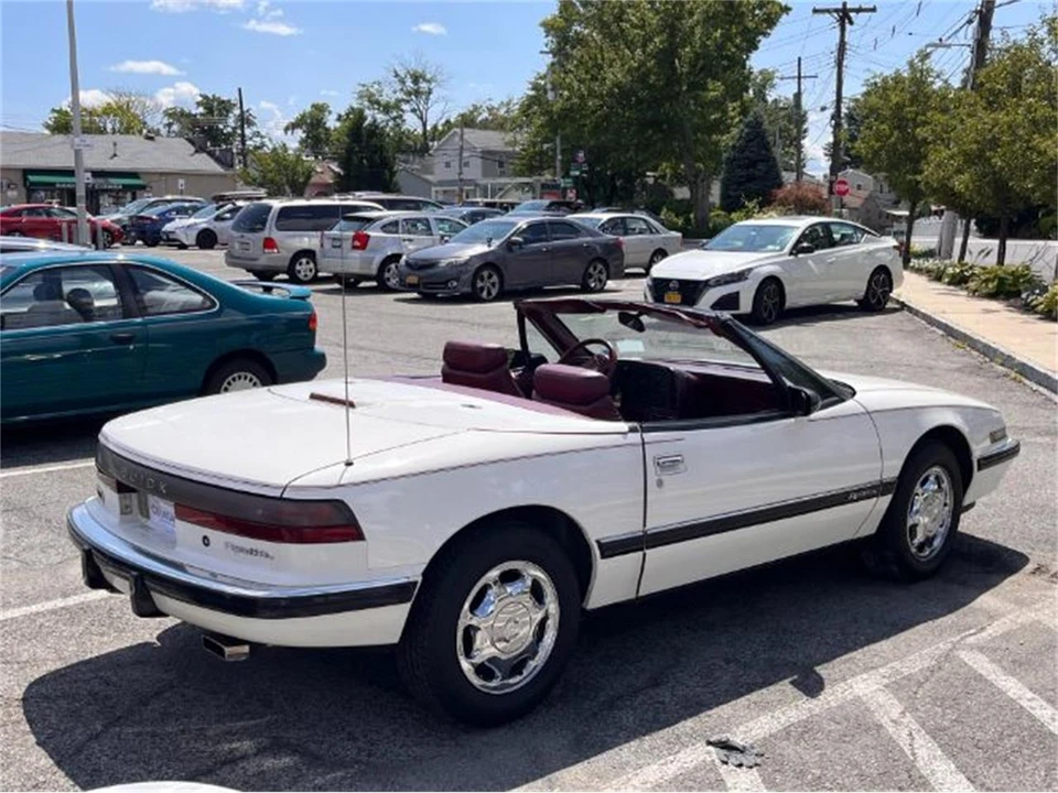 1990 Buick Reatta - Image 8 of 30
