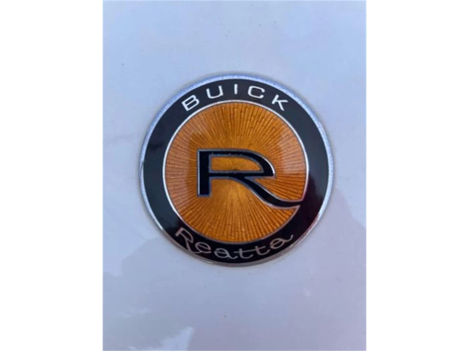 1990 Buick Reatta - Image 11 of 30