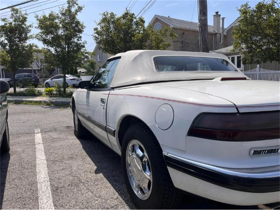 1990 Buick Reatta - Image 18 of 30