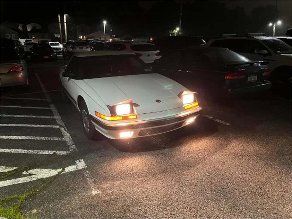 1990 Buick Reatta - Image 21 of 30