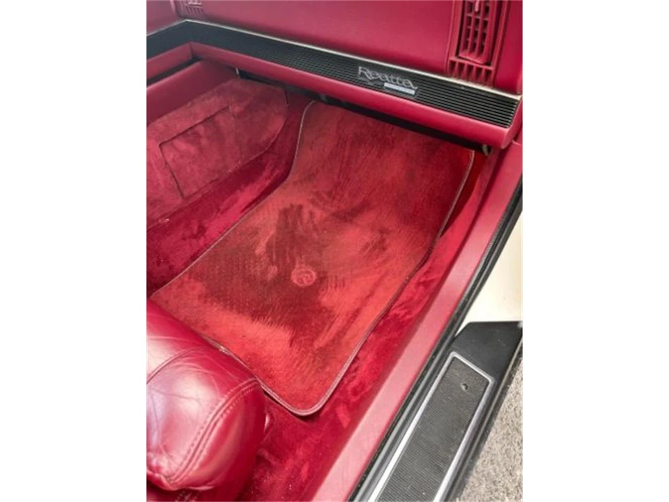 1990 Buick Reatta - Image 24 of 30