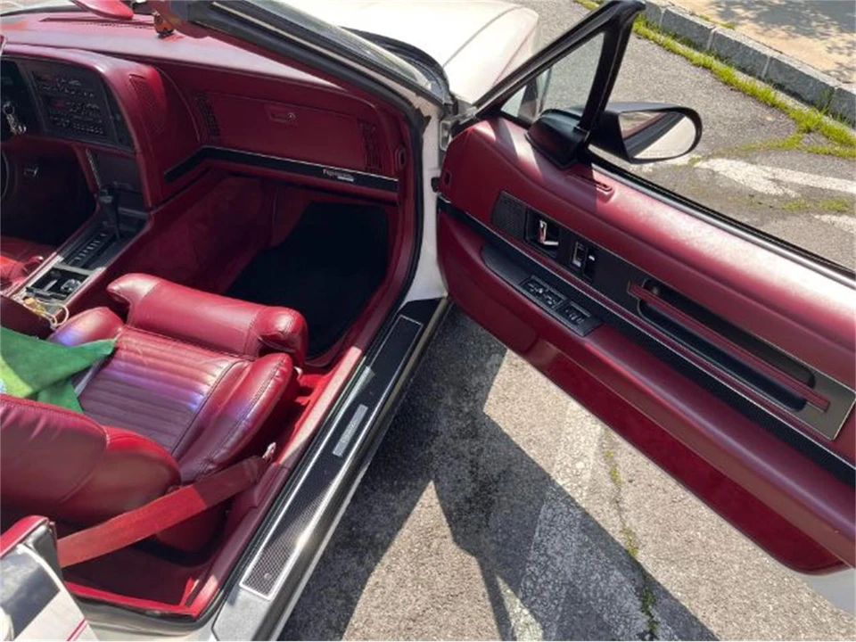 1990 Buick Reatta - Image 25 of 30