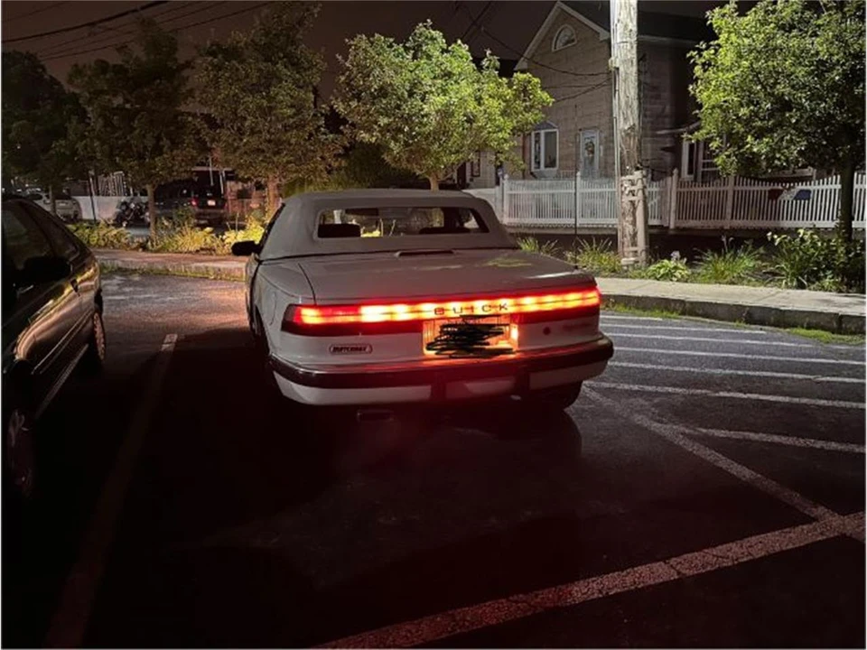 1990 Buick Reatta - Image 27 of 30