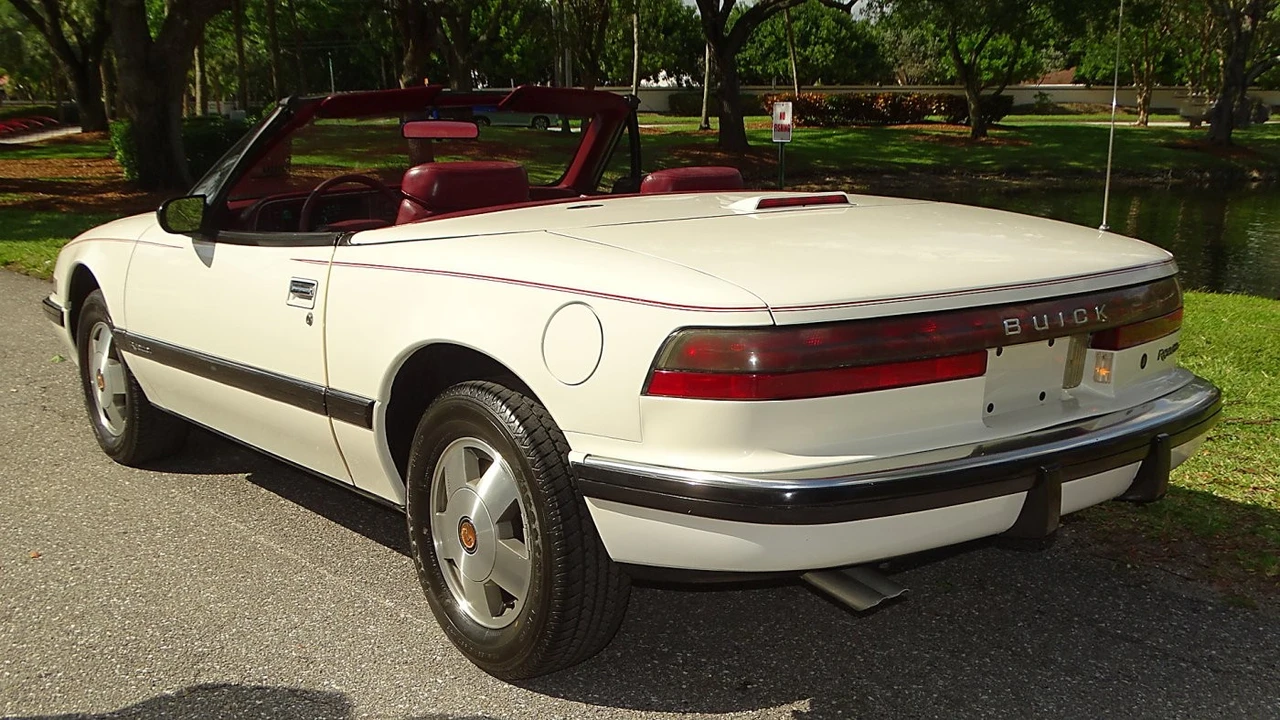 1990 Buick Reatta - Image 4 of 24