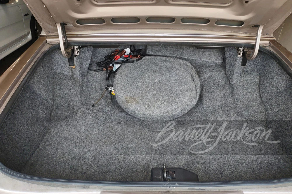1990 Cadillac Brougham - Image 23 of 27