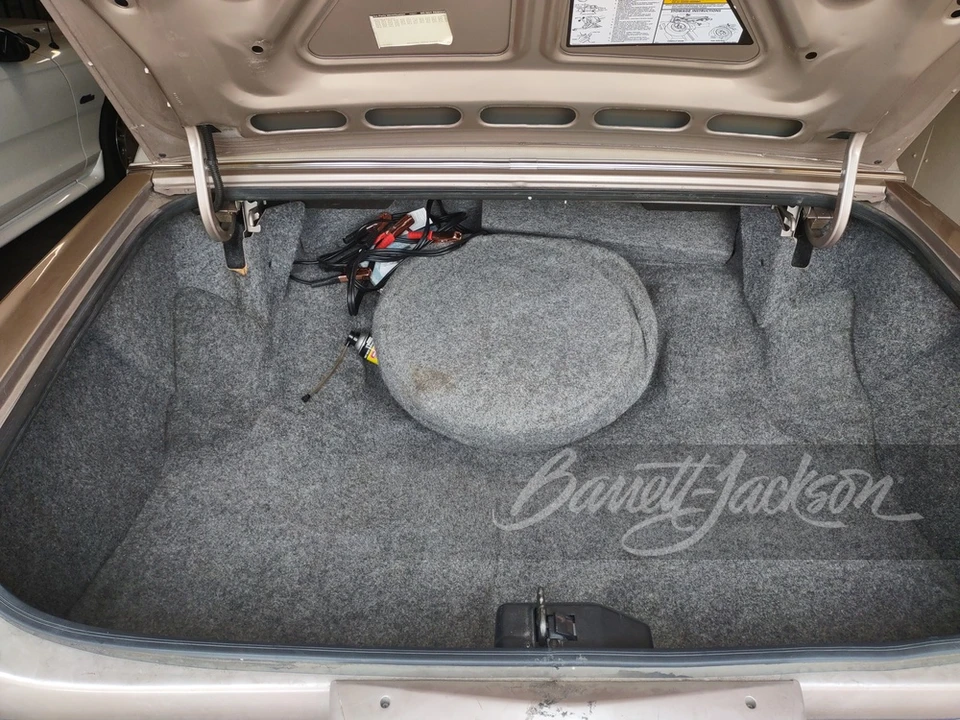 1990 Cadillac Brougham - Image 10 of 27
