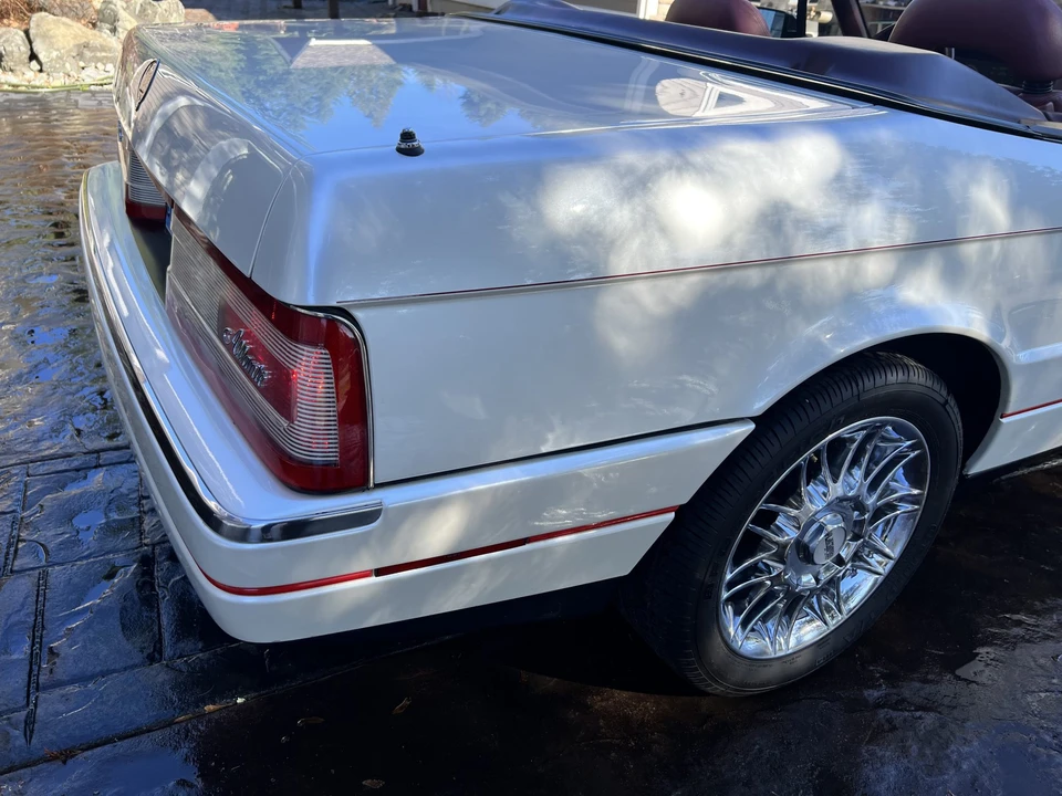 1990 Cadillac Allante - Image 24 of 31