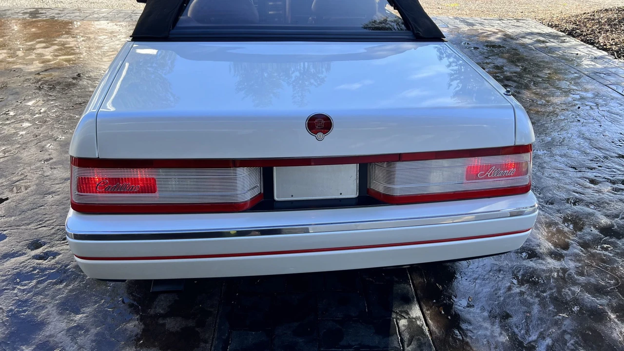 1990 Cadillac Allante - Image 22 of 31