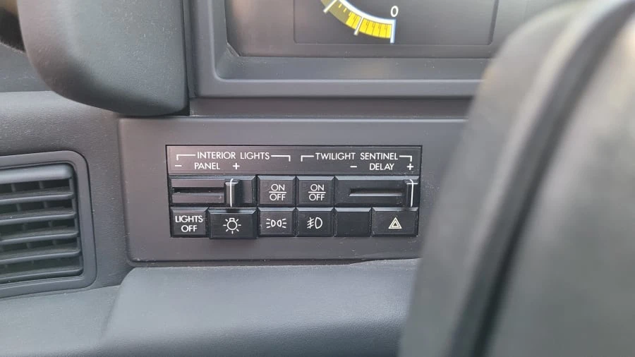 1990 Cadillac Allante - Image 24 of 31